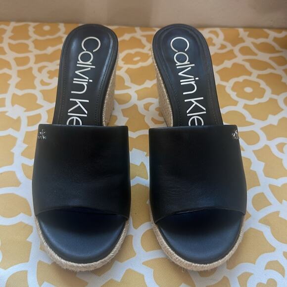 Calvin Klein Bandera Jute Wedged Leather
Sandals/Slides. Size 8 See Video - Picture 5 of 7
